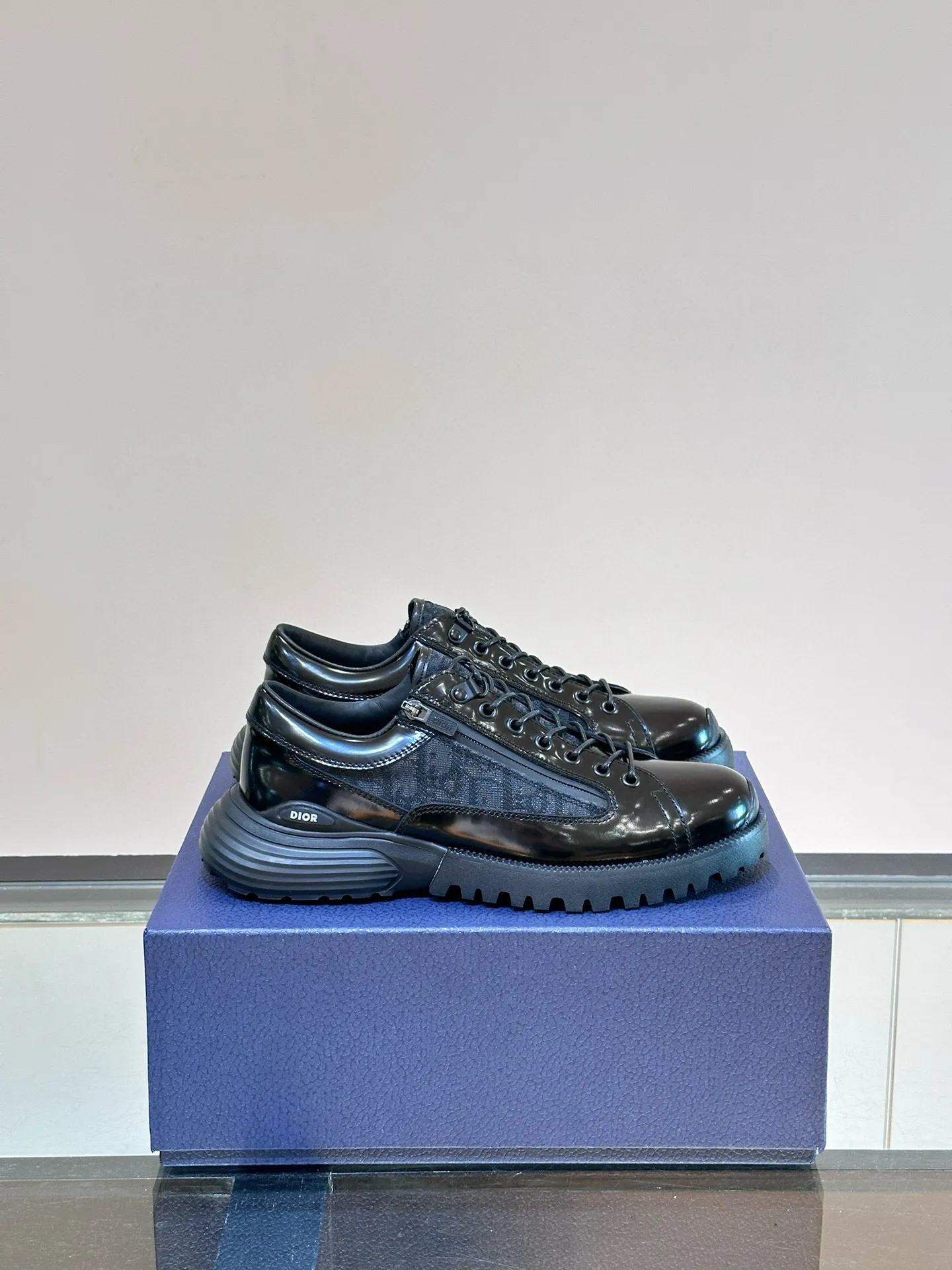 Ex-factory price: 540💰Dior Combat Dior Men's Loafers This Dior Combat loafer presents a mixed style that combines fashionable design with sporty elements. The upper is crafted from black polished calfskin leather and finished with Dior's signature saddle strap. Paired with lightweight soles, it combines a variety of elements to highlight the charm of high-end customization. Brand logo on the side adds style. Mixed style eva outsole engraved with brand pattern Size: 39-44 (customized at 38.45)
